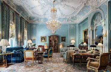 Fabulous Rococo style living room design with soft blue color